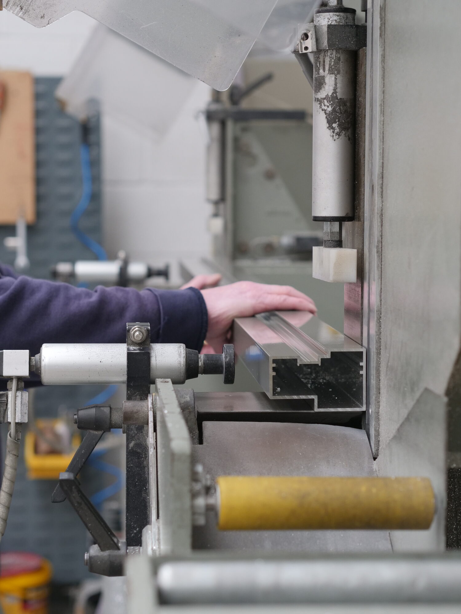 Loading aluminium profile into the double cross-headed saw