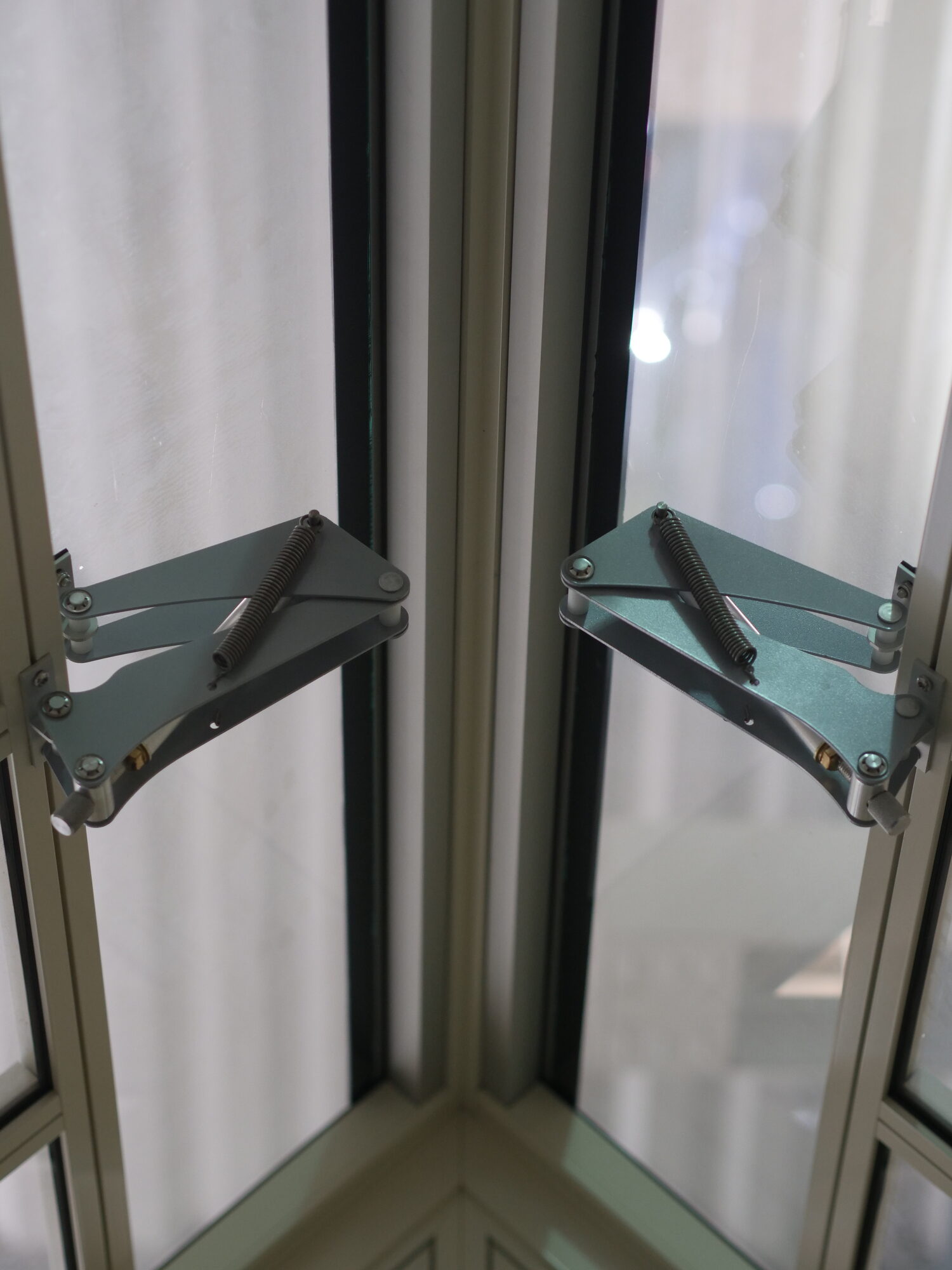Low-level vent opener mechanism on a Cultivar glasshouse