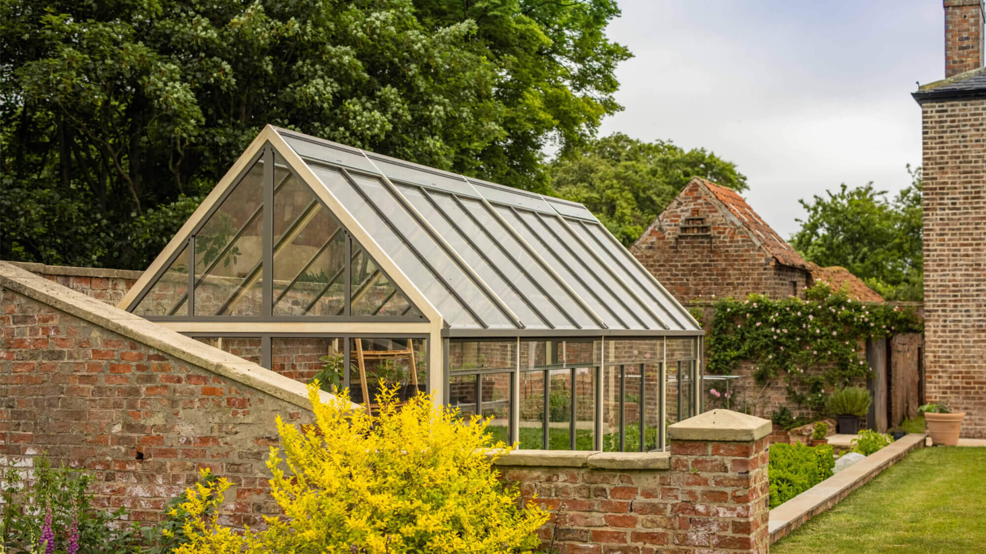 a glimpse into a romantic georgian garden